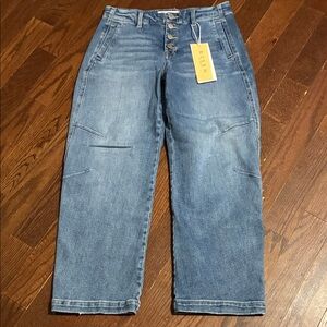 Aisen Women's Cropped Blue Jeans